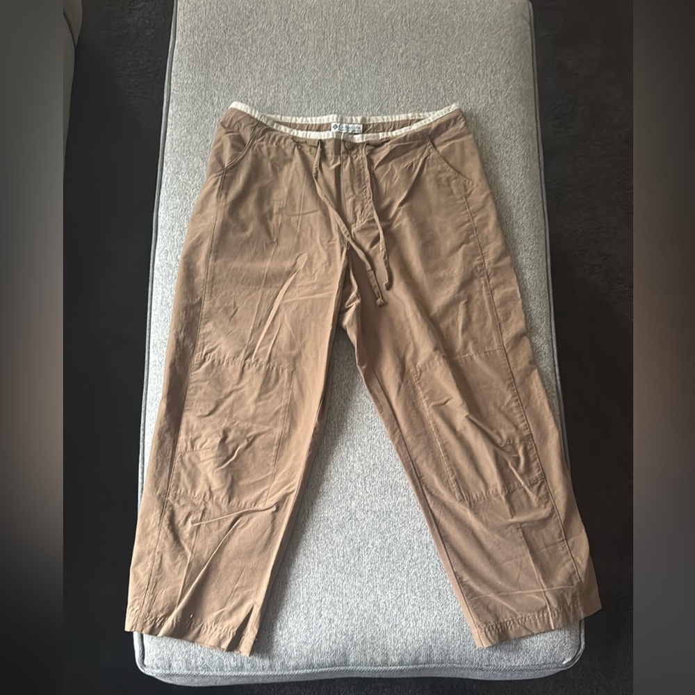 Columbia Brown Women’s Capri Pants. Size M. NWT. Non-Smoking